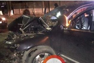 Под Киевом внедорожник на скорости влетел в дерево: девушка впала в кому