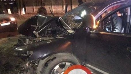Під Києвом позашляховик на швидкості влетів у дерево: дівчина впала у кому