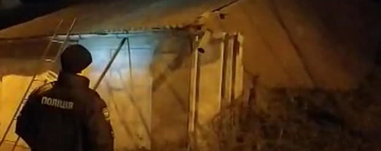 В Одессе вооруженный топором психически больной при попытке задержания сбил полицейского камнями с крыши