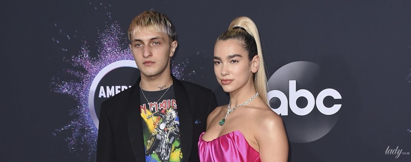 Целовались на красной дорожке: Дуа Липа и Анвар Хадид блистали на American Music Awards