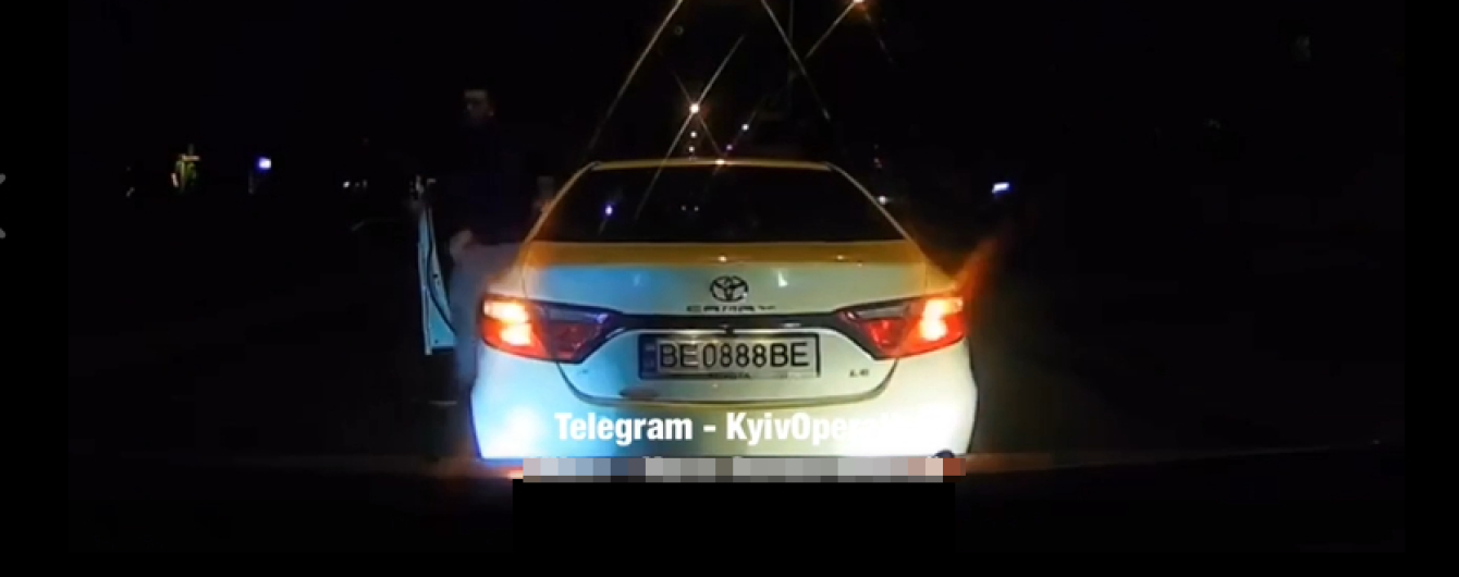 Угрожал отобрать авто. В Киеве наглый водитель Toyota устроил разборки посреди дороги
