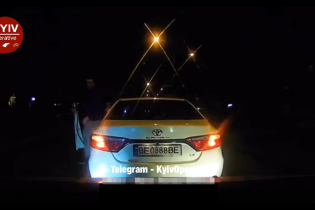Погрожував відібрати авто. У Києві зухвалий водій Toyota влаштував розбірки серед дороги