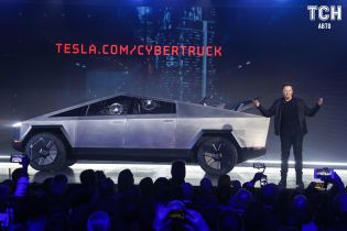 Маск пояснив, чому розбилося броньоване скло пікапа Tesla
