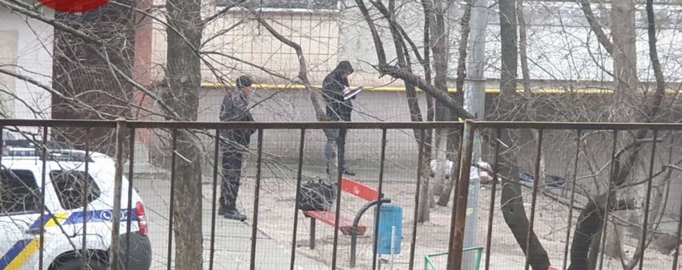 У Шевченківському районі Києва знайшли тіло чоловіка. Він міг померти від переохолодження