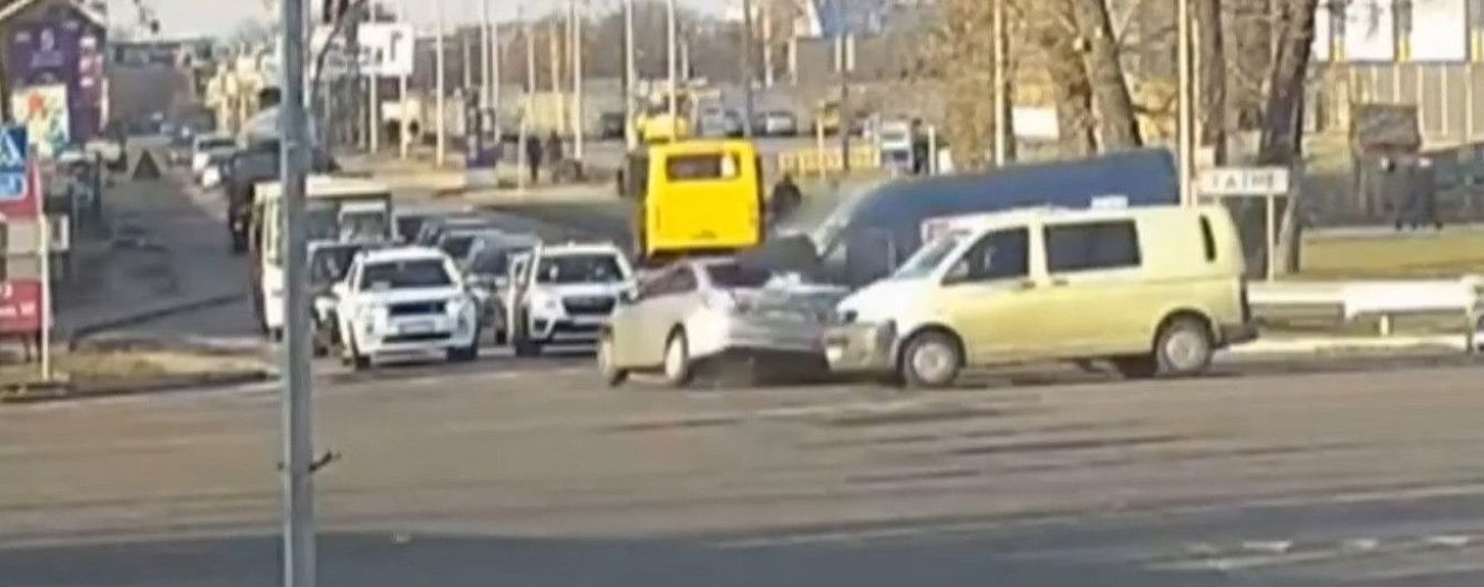 ДТП с омбудсменом Кулебою. На аварийном перекрестке установят дополнительные светофоры и знаки
