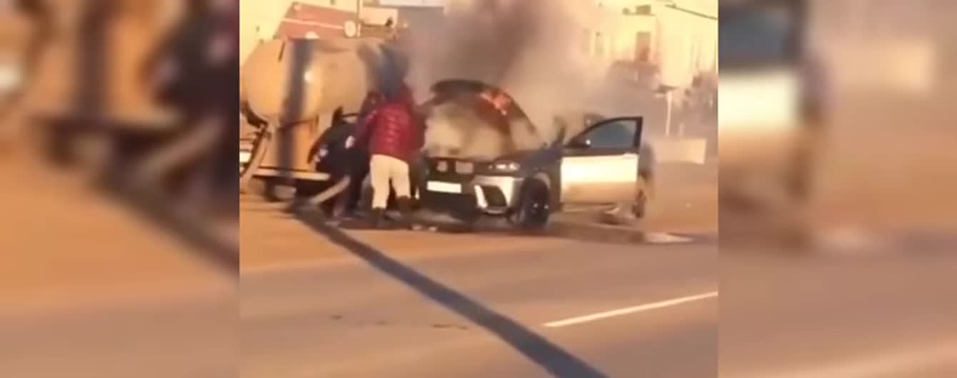 У Росії полум’я у престижному автомобілі загасили фекаліями