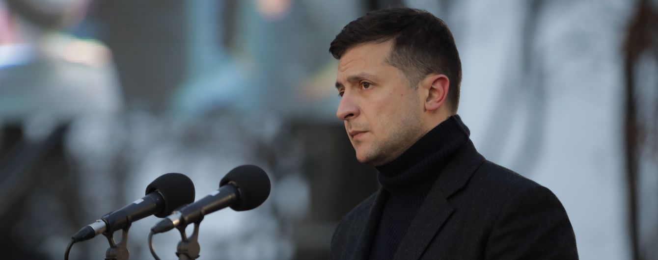 Зеленський з аеропорту попросив Уряд закрити борги по зарплатні перед лікарями і вчителями
