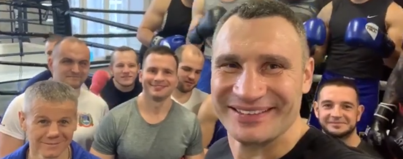 Спітнілий Кличко влаштував спаринг у ринзі з київськими поліцейськими