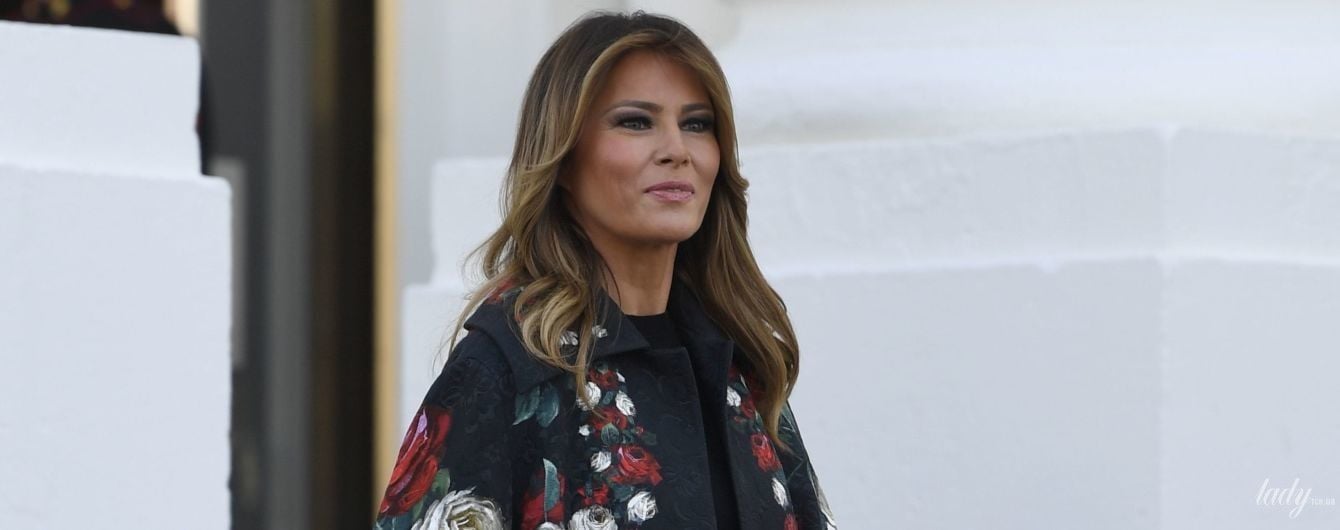 В роскошном пальто от Dolce & Gabbana и на лубутенах: Мелания Трамп встретила рождественскую ель