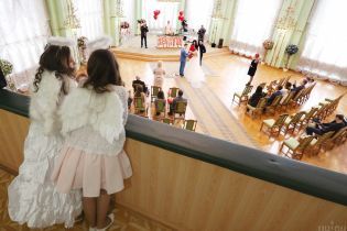 ТСН устроила эксперимент с поиска жениха девушке. Закончилось скандалом с коучем по отношениям