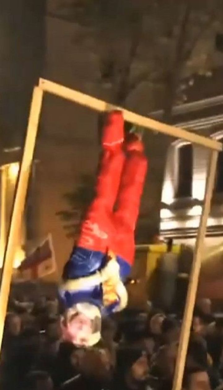 Нова хвиля протестів у Грузії: мітингарі заблокували президента у ресторані