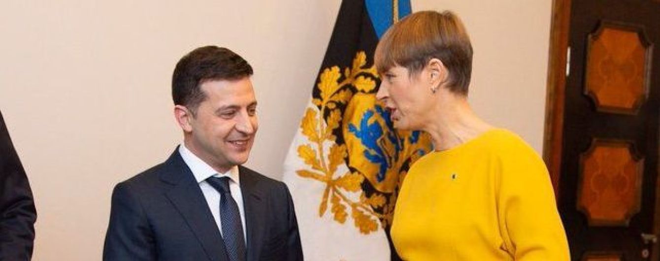 В банановом платье и туфлях в тон ковра: президент Эстонии Кальюлайд выбрала для встречи с Зеленским яркий образ