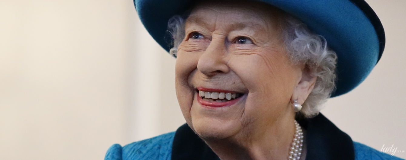 Ах, какая красавица: 93-летняя королева Елизавета II вышла в свет в очередном ярком аутфите