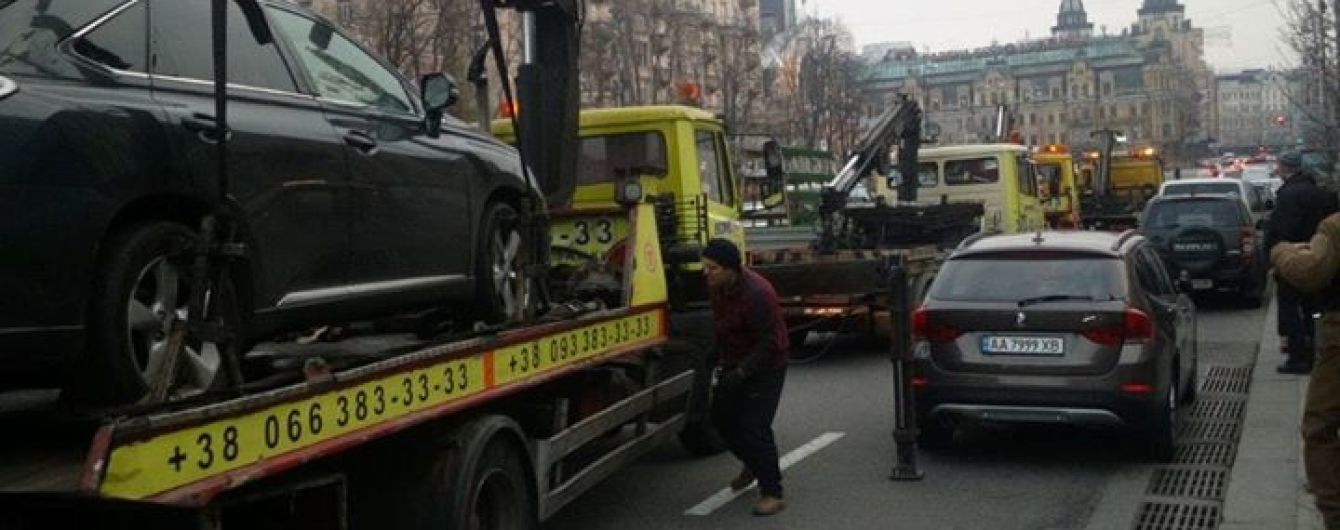 У Києві на Хрещатику масово евакуювали припарковані з порушеннями авто