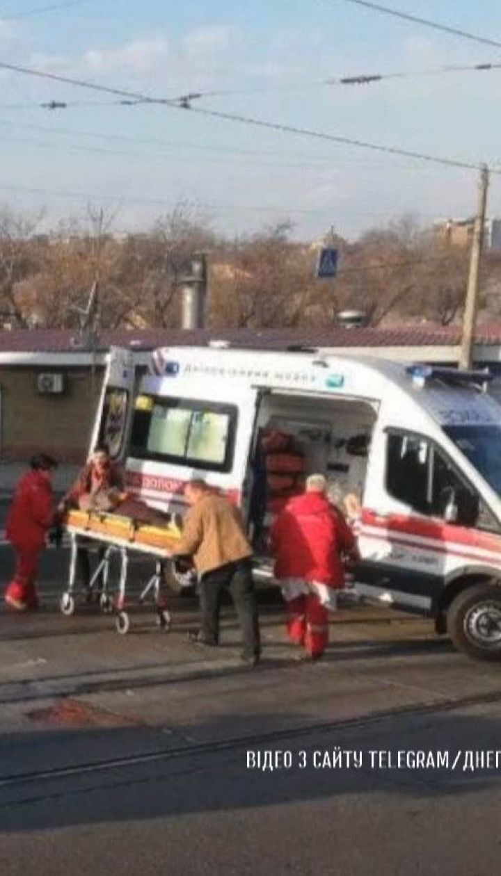 Легковушка сбила 38-летнюю женщину на пешеходном переходе в Днепре