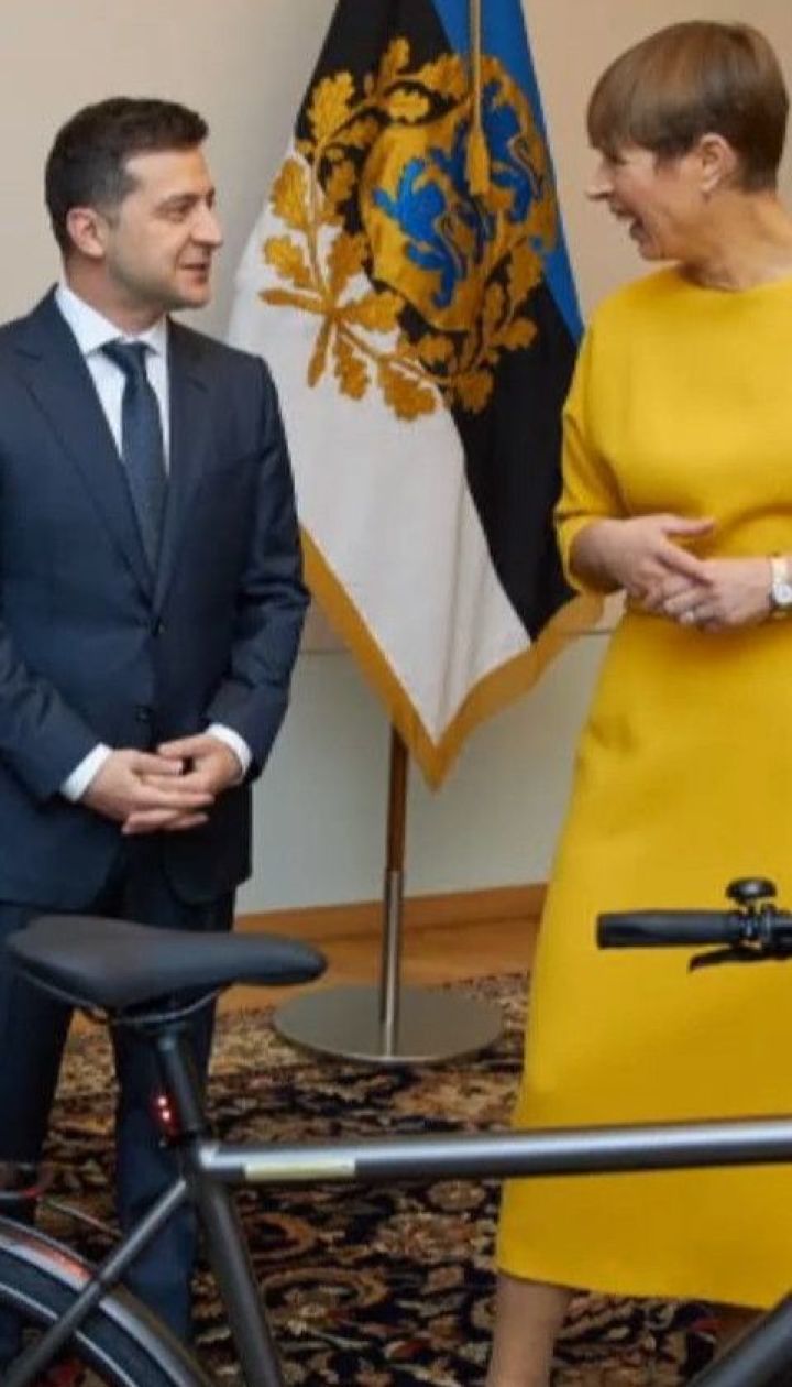 Президентка Естонії подарувала Зеленському електровелосипед з іменною табличкою