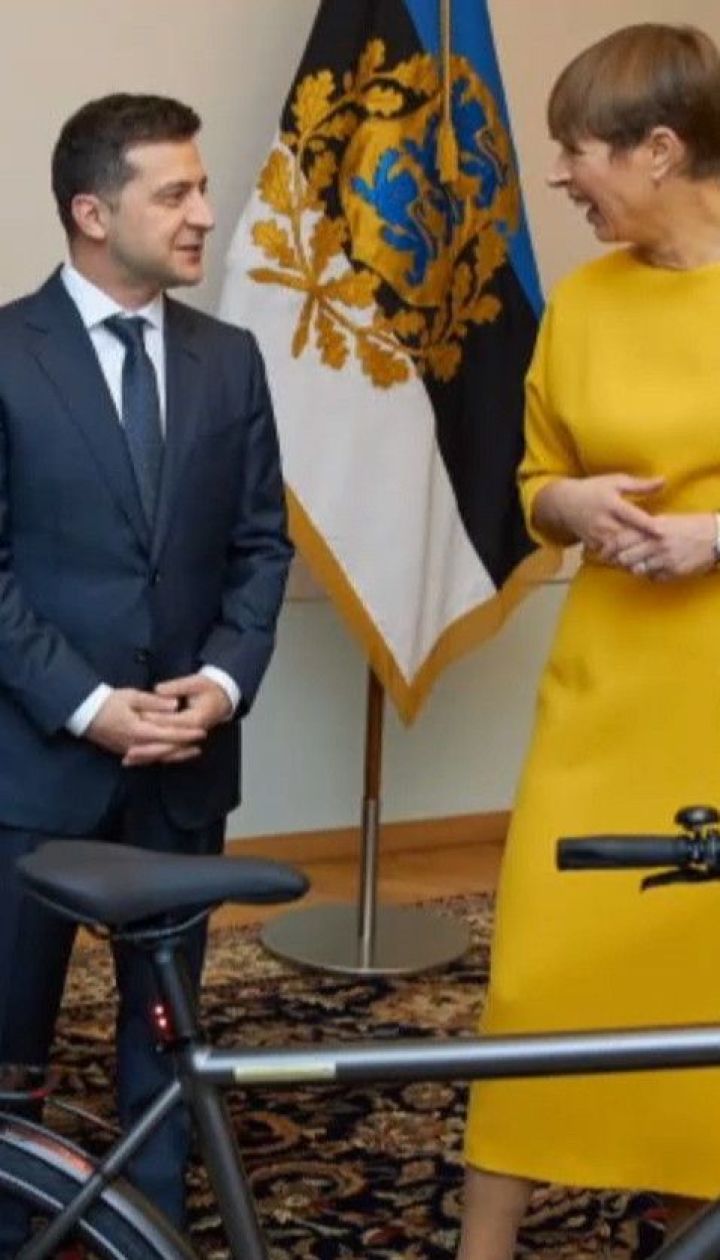 Президент Эстонии подарила Зеленскому электровелосипед с именной табличкой