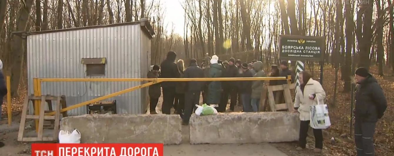 На Киевщине между двумя селами появились шлагбаумы: кто и почему установил перекрытия