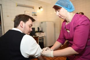 Гончарук сделал прививку и объявил о кампании в Украине по вакцинации