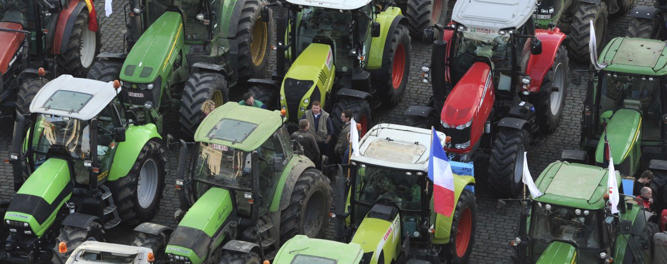 Французы на тракторах заблокировали дороги к Парижу