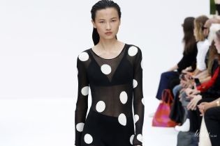 Принт polka dot и широкие пояса на талии в коллекции Carolina Herrera сезона весна-лето 2020