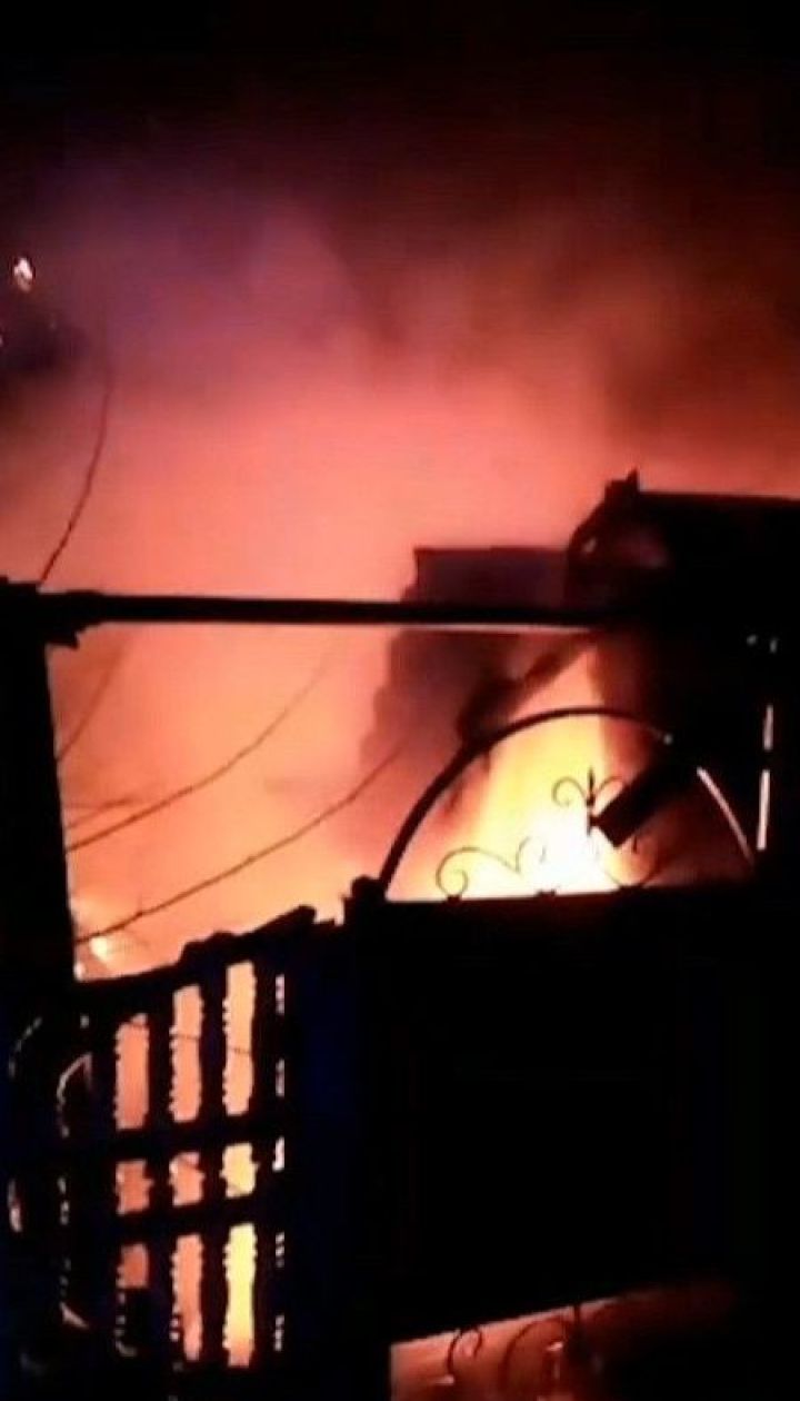 Чоловік намагався врятувати авто в гаражі від вогню і дістав опіки