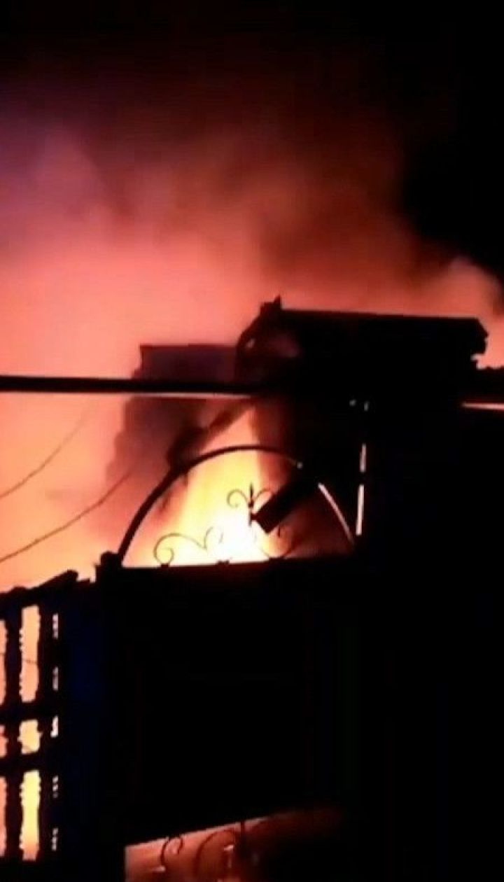 Мужчина пытался спасти авто в гараже от огня и получил ожоги