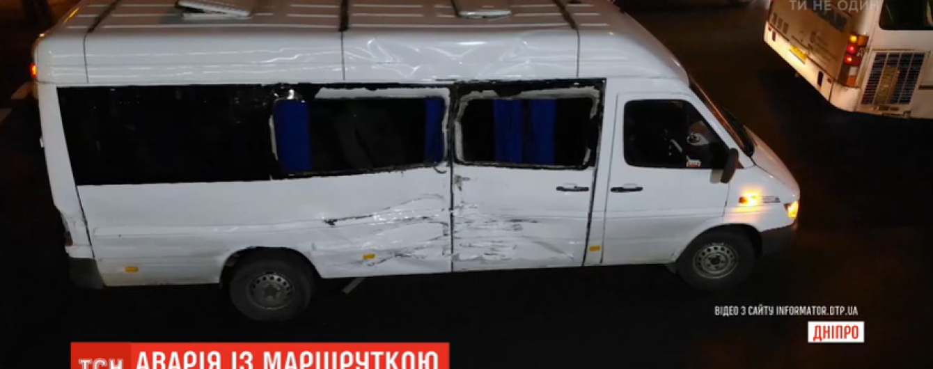 У Дніпрі фура протаранила маршрутку. Є постраждалі