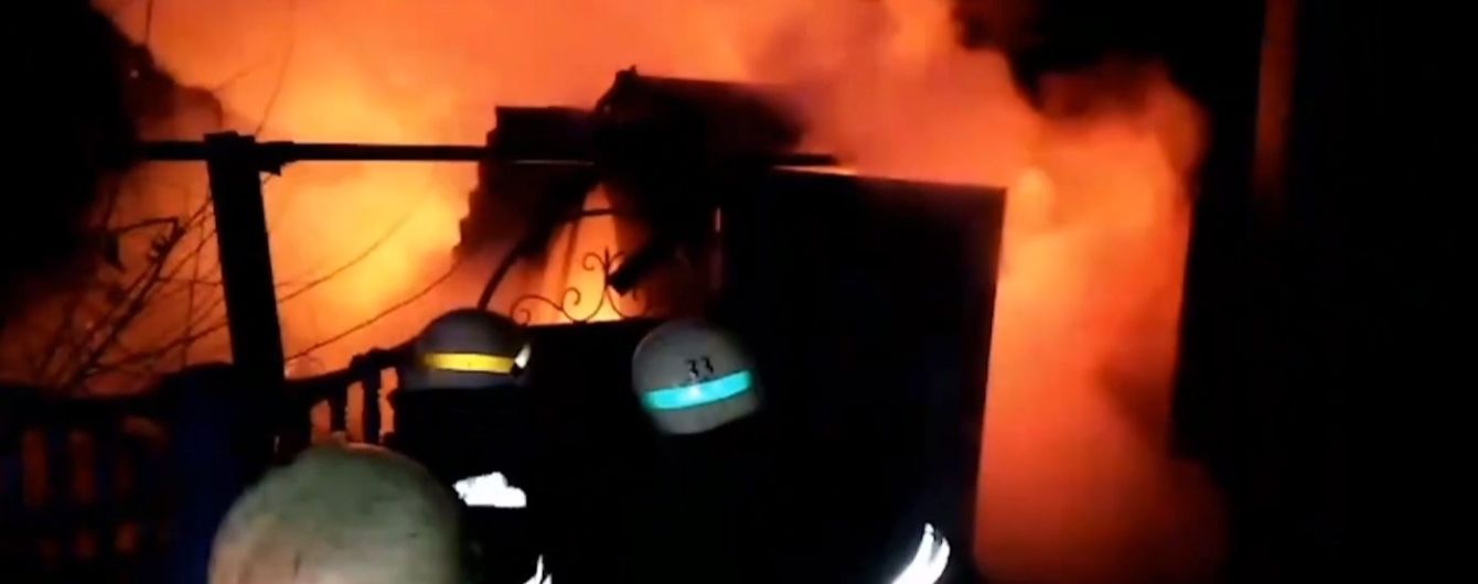 На Дніпропетровщині чоловік отримав опіки обличчя, коли рятував машину з вогню