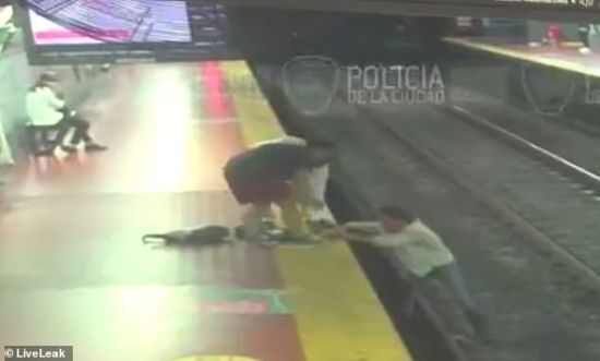 У метро Буенос-Айреса пасажир задивився у смартфон і впав просто на рейки