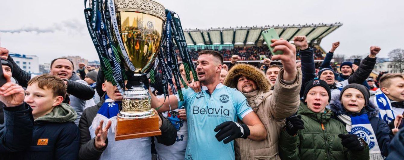 Обійняв, як рідного. Мілевський кумедно затискав чемпіонський кубок