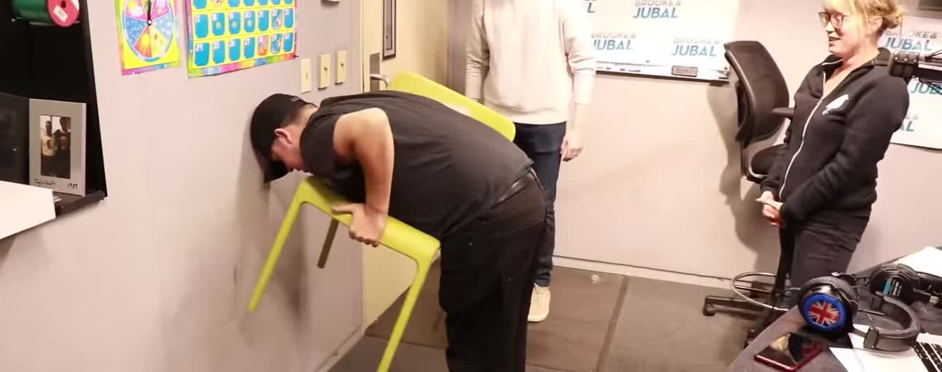 Юзеры массово поднимают стулья в #ChairChallenge. Мужчинам этот трюк дается тяжело