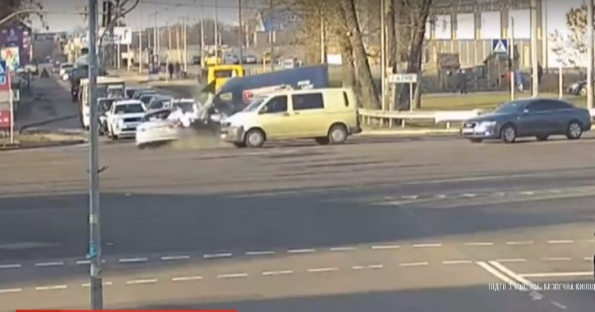 "Зла не держу". Пострадавший в ДТП с Кулебой водитель получил финансовую помощь от чиновника
