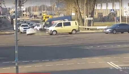 "Зла не держу". Пострадавший в ДТП с Кулебой водитель получил финансовую помощь от чиновника