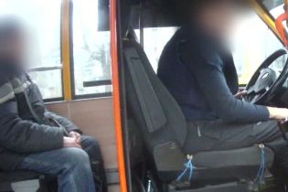 В Сумах водитель маршрутки на глазах у пассажиров уговаривал копов взять взятку