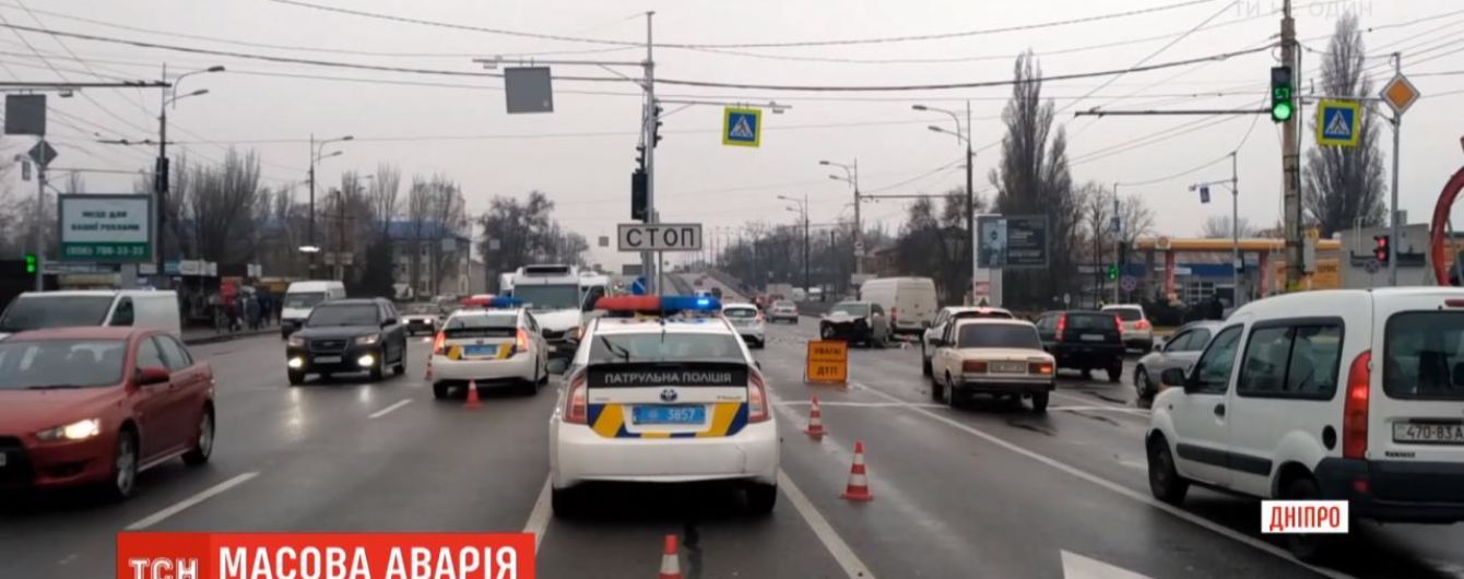 В Днепре столкнулись четыре автомобиля: образовался многокилометровый затор