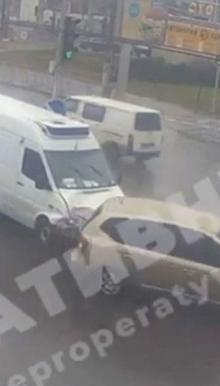 Из-за масштабной аварии в Днепре при участии четырех авто образовалась большая пробка