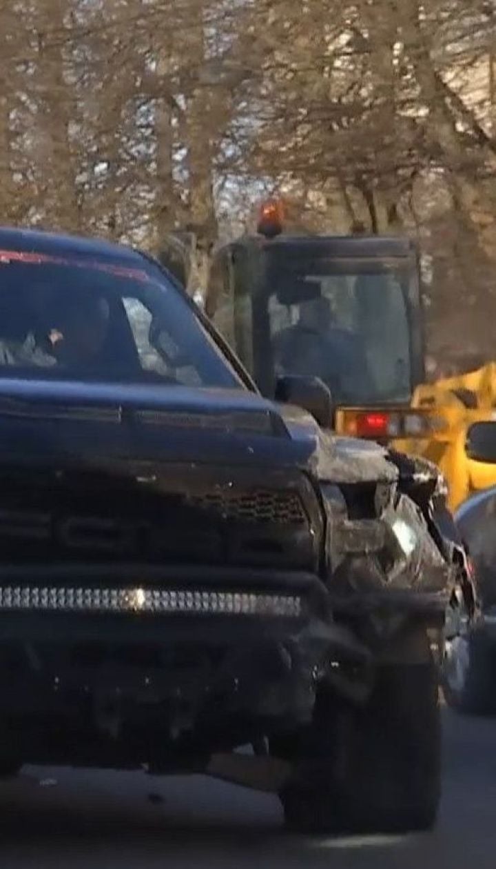 Водитель внедорожника спровоцировал аварию, в которой получили повреждения 6 автомобилей