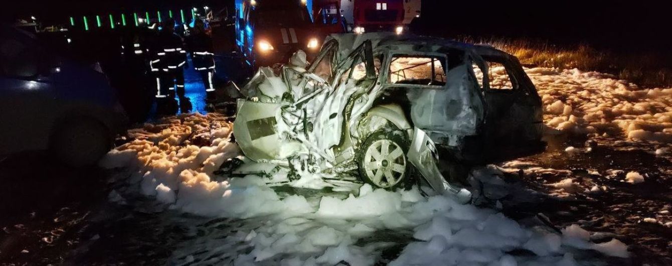 В Черновцах в результате ДТП сгорел автомобиль: погибли двое взрослых и ребенок