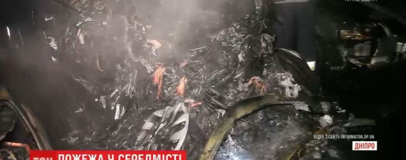 У середмісті Дніпра через загоряння електрокара понівечені вогнем і сусідні авто