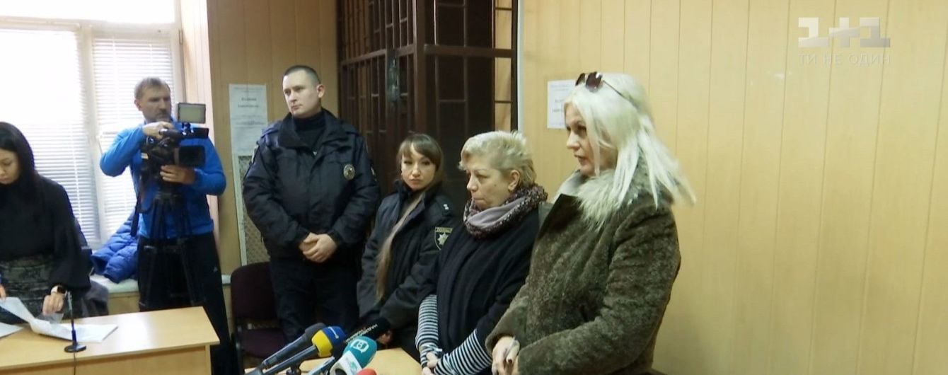 У Дніпрі судять завучку, яка посадила на ланцюг названого сина: жінка заперечує провину