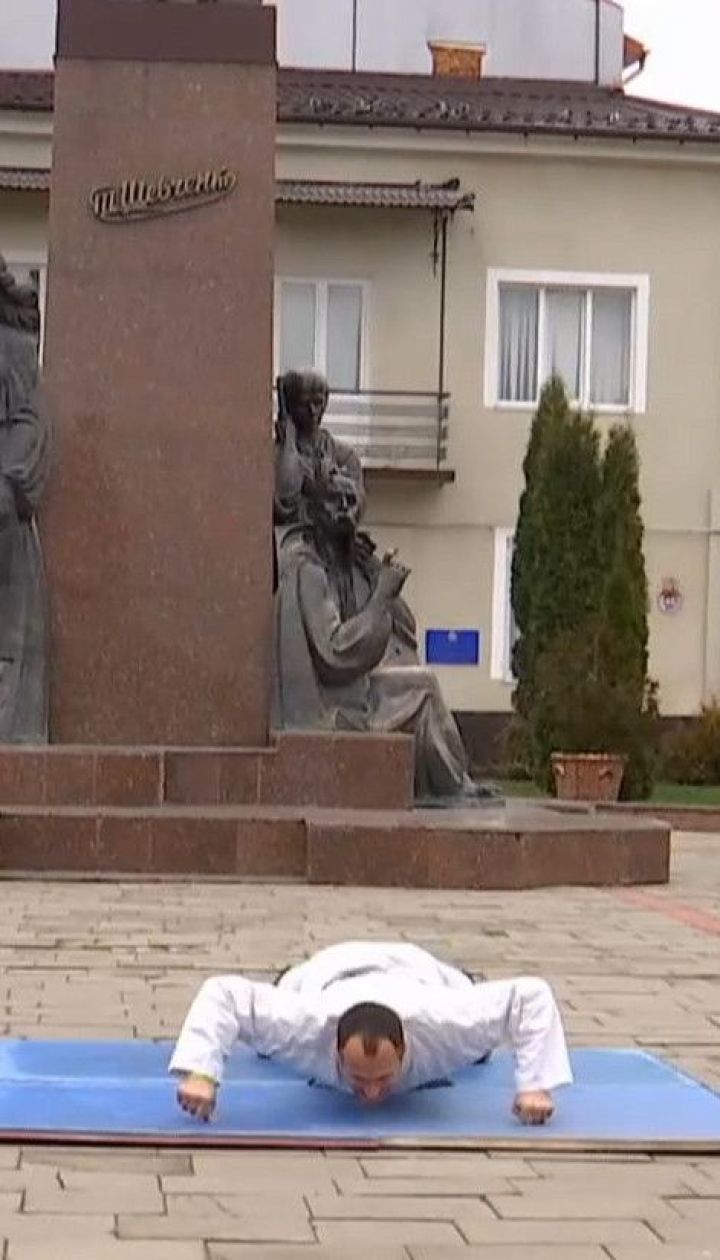 Уроженец Прикарпатья отжался на больших пальцах рук 53 раза за 50 секунд