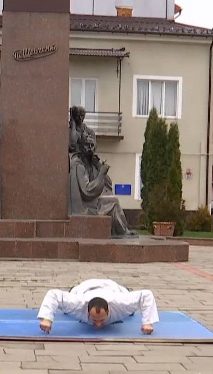 Уродженець Прикарпаття віджався на великих пальцях рук 53 рази за 50 секунд