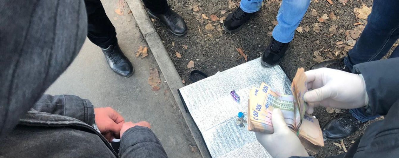 На Харківщині поліцейський збирався "відмазати" шахрая за 6 тисяч доларів