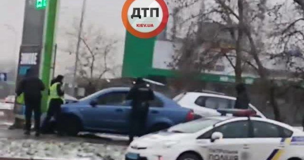 У Києві водій влетів у стелу автозаправки