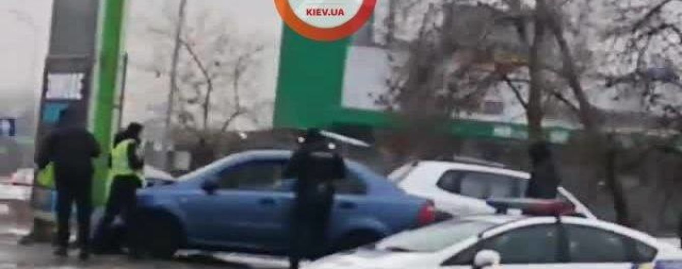 У Києві водій влетів у стелу автозаправки