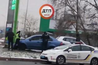 В Киеве водитель влетел в стелу автозаправки