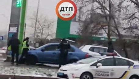 У Києві водій влетів у стелу автозаправки
