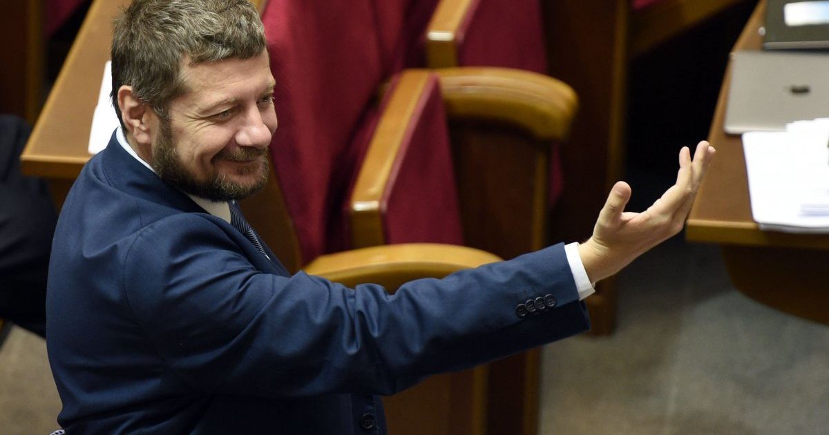 "Безхатько" Мосійчук задекларував ноу-хау "Чорні чоловічки" і колекцію старовинної холодної зброї