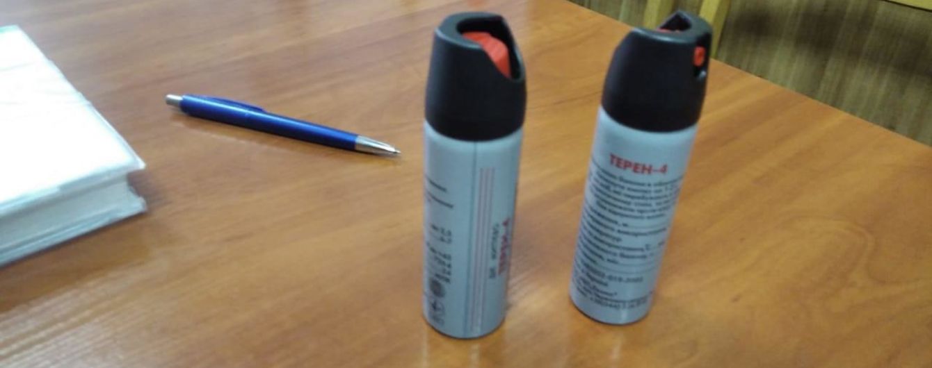У Бучі учні під час конфлікту розпорошили газ: 15 школярів отримали опіки очей